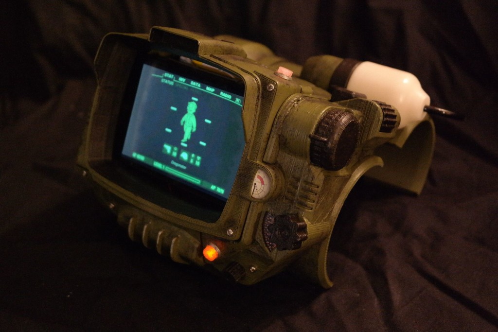 Chế Pip-Boy cho fan game Fallout 4 với dịch vụ in 3D